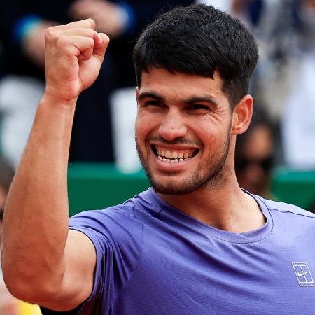 Carlos Alcaraz comemora vitória no Masters 1000 de Montecarlo - VALERY HACHE/AFP