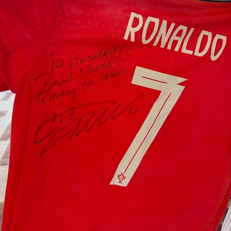 Camisa de Portugal autografada por Cristiano Ronaldo para Donald Trump Camisa de Portugal autografada por Cristiano Ronaldo para Donald Trump