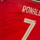 Trump recebe camisa autografada por Cristiano Ronaldo; veja reação