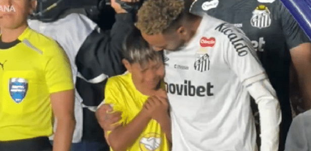 Neymar é aplaudido na Argentina e recebe elogios de Cuca após empate