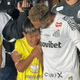 Momento fofura! Garoto vai &agrave;s l&aacute;grimas ao entrar em campo com Neymar; veja