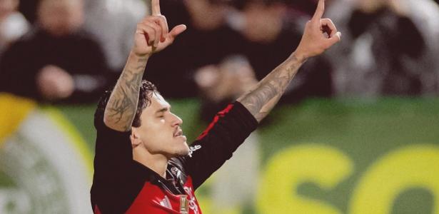 Artilheiro do Brasileirão, Pedro celebra gols contra a Chapecoense e deixa