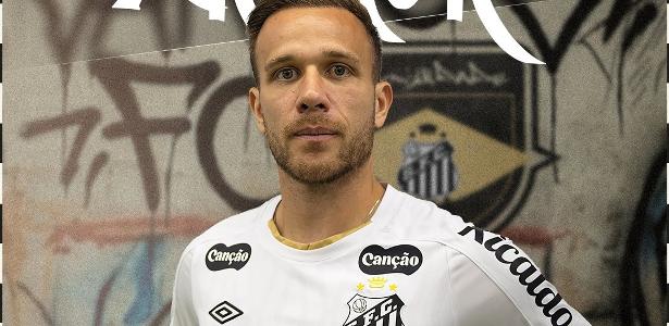 Santos anuncia contratação do volante Arthur; contrato vai até o fim do ano