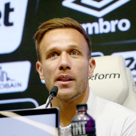 Arthur durante sua apresentacao oficial como jogador do Santos 