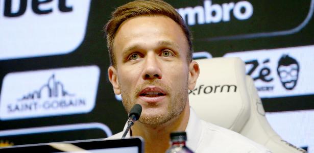 Apresentado no Santos, Arthur critica gramado da Vila e dá razão a Neymar