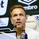 Apresentado no Santos, Arthur critica gramado da Vila e d&aacute; raz&atilde;o a Neymar
