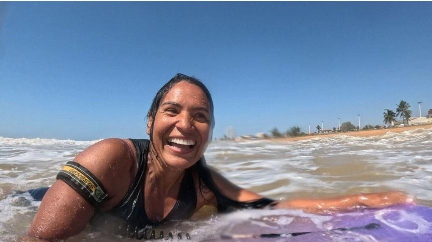 Campeã mundial no atletismo paralímpico, Renata Bazone se tornou bodyboader  - undefined