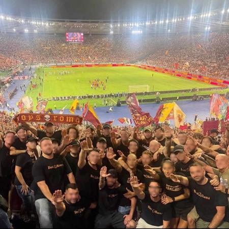 Torcedores da Roma tiraram foto fazendo sinal facista na partida contra a Atalanta Torcedores da Roma tiraram foto fazendo sinal facista na partida contra a Atalanta