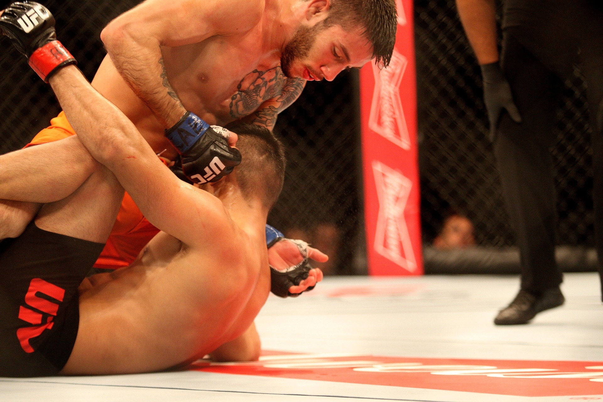 Com direito a um knock down, Nicolau levou o primeiro round - Reinaldo Canato/UOL