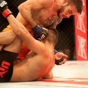 Com direito a um knock down, Nicolau levou o primeiro round - Reinaldo Canato/UOL