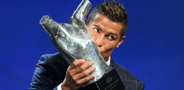 Cristiano Ronaldo beija o troféu de melhor jogador do futebol europeu dado pela Uefa - Eric Gaillard/Reuters