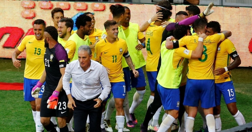 Tite comemora com jogadores gol do Brasil contra a Argentina no Mineirão