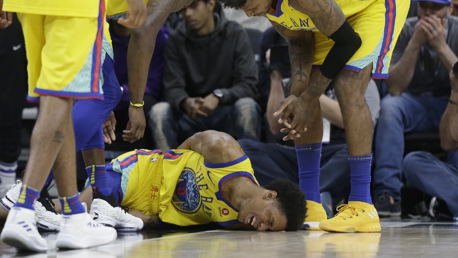 Patrick McCaw se contorce de dor após sofrer queda assustadora na NBA - Rich Pedroncelli