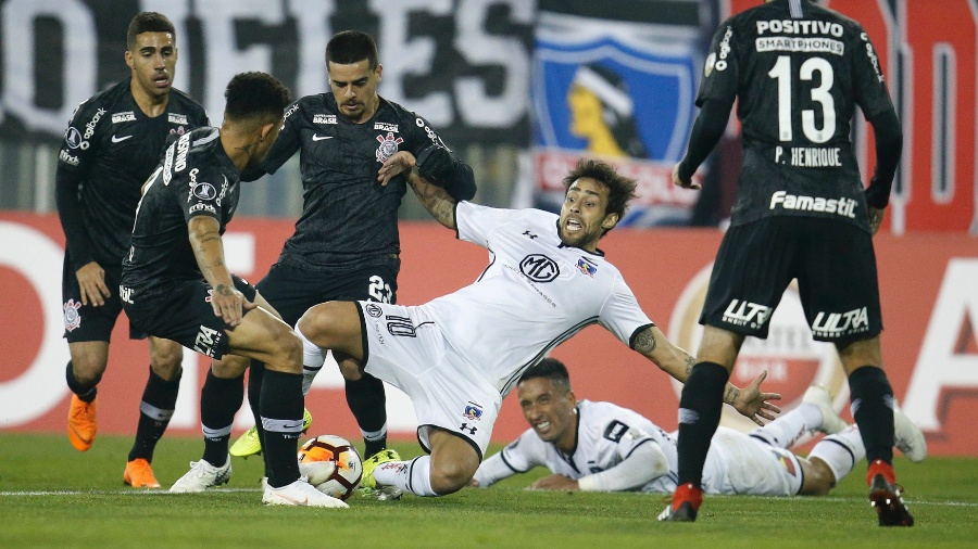 Valdivia disputa bola com Fagner durante Colo-Colo x Corinthians na Copa Libertadores - EFE/Elvis González