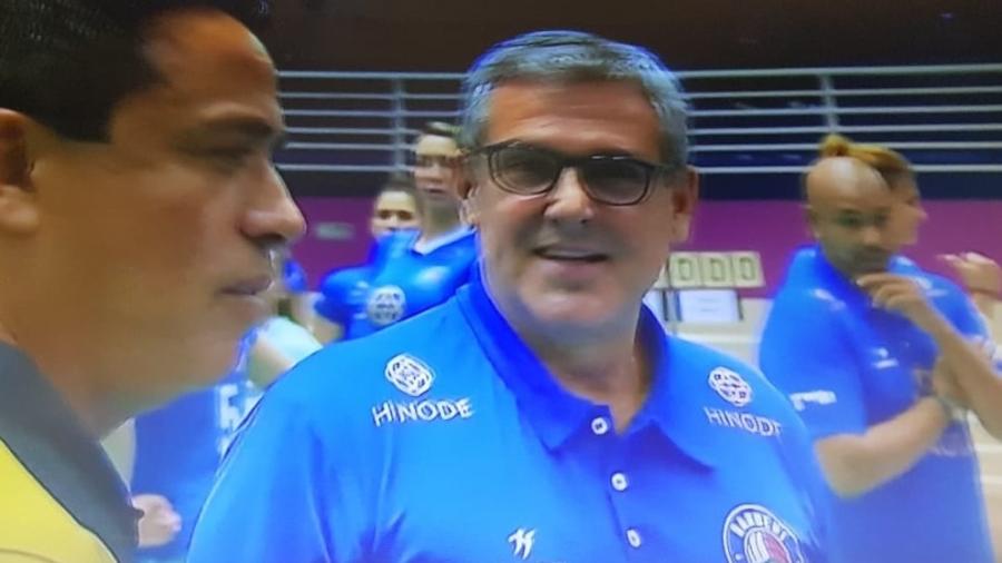 José Roberto Guimarães, técnico do Hinode Barueri - Reprodução/SporTV