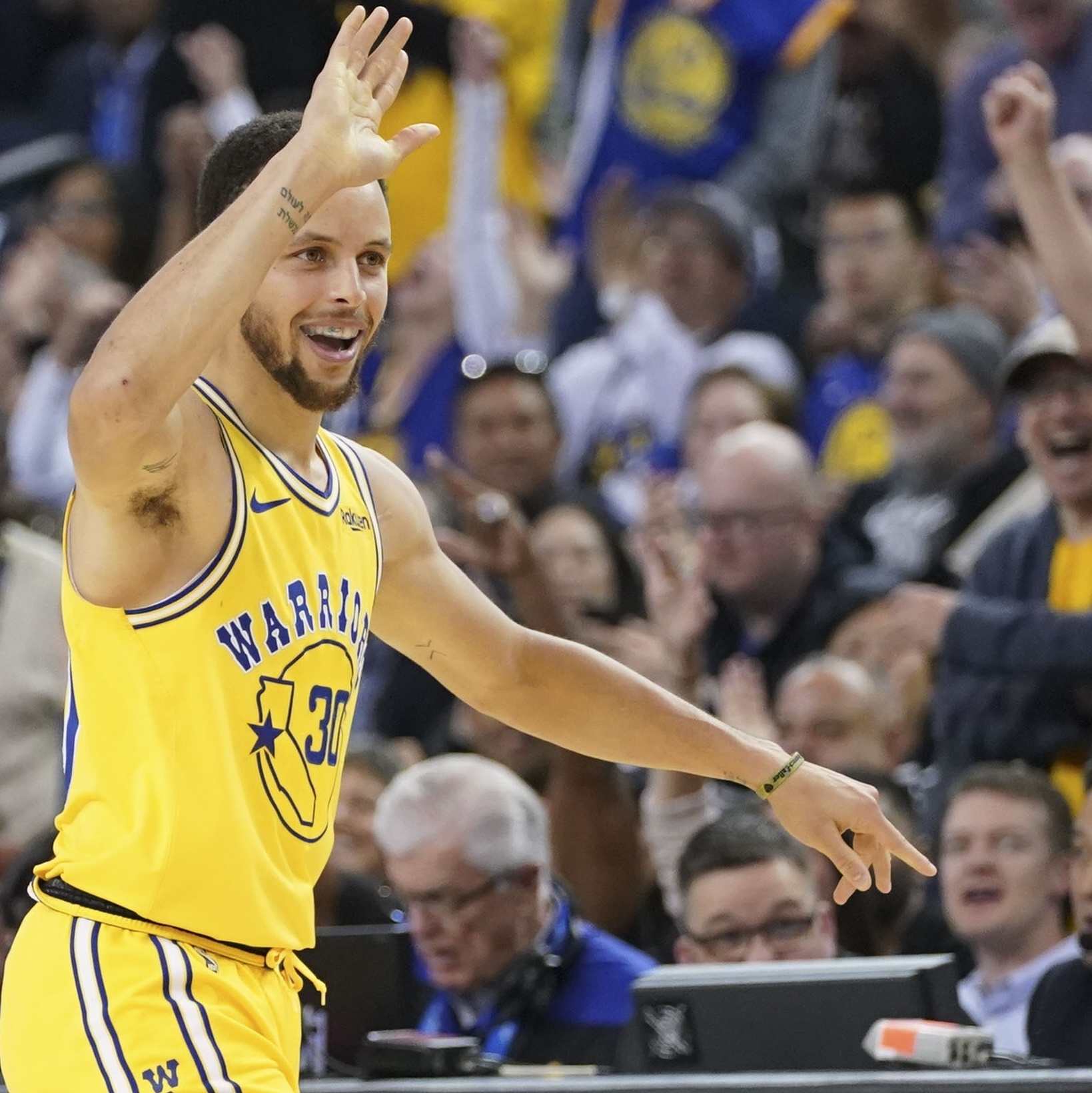 Operado da mão esquerda, Stephen Curry desfalcará Warriors por pelo menos 3  meses - Superesportes