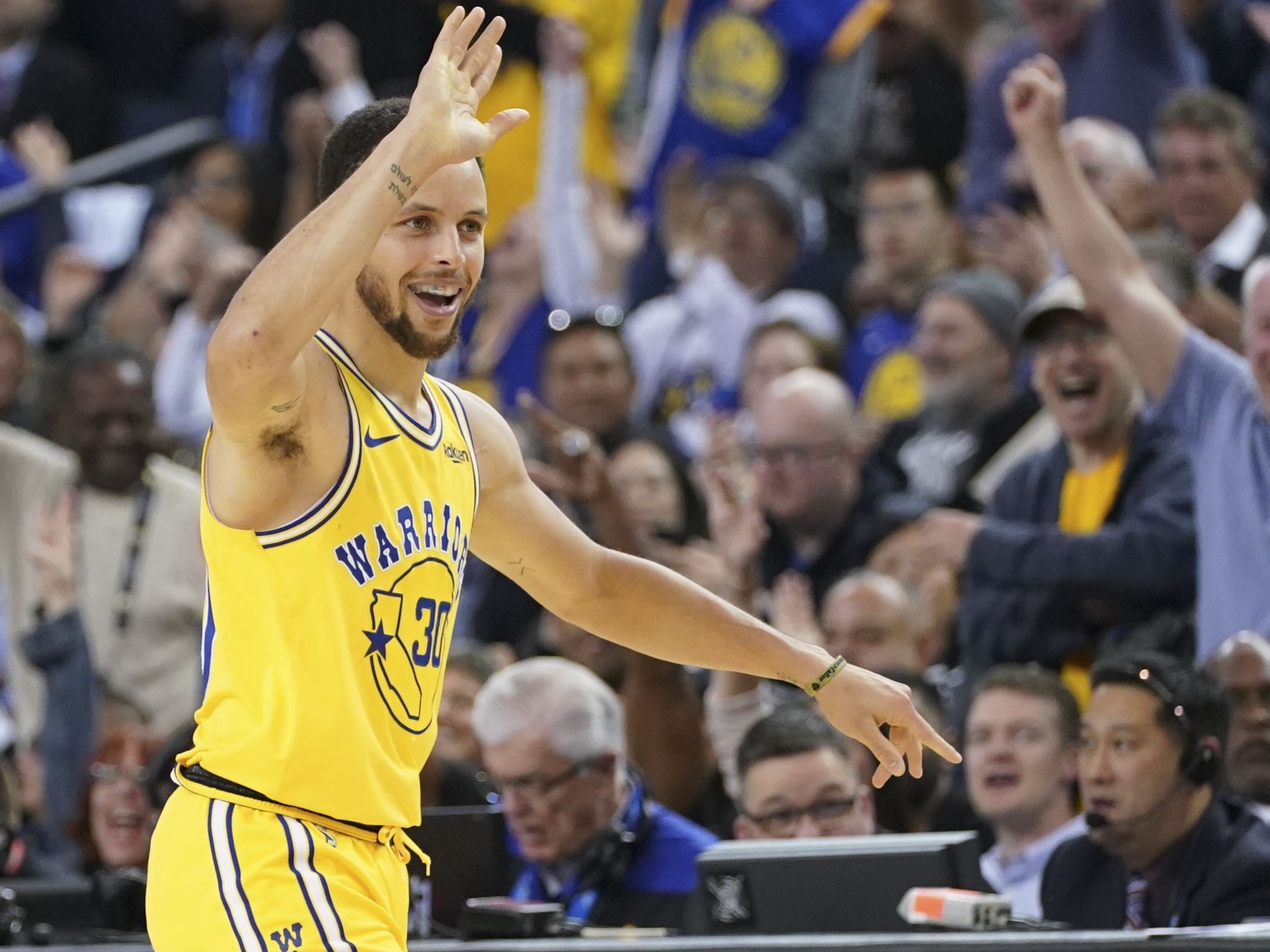 Stephen Curry tem lesão no ombro e deve ficar fora por algumas semanas