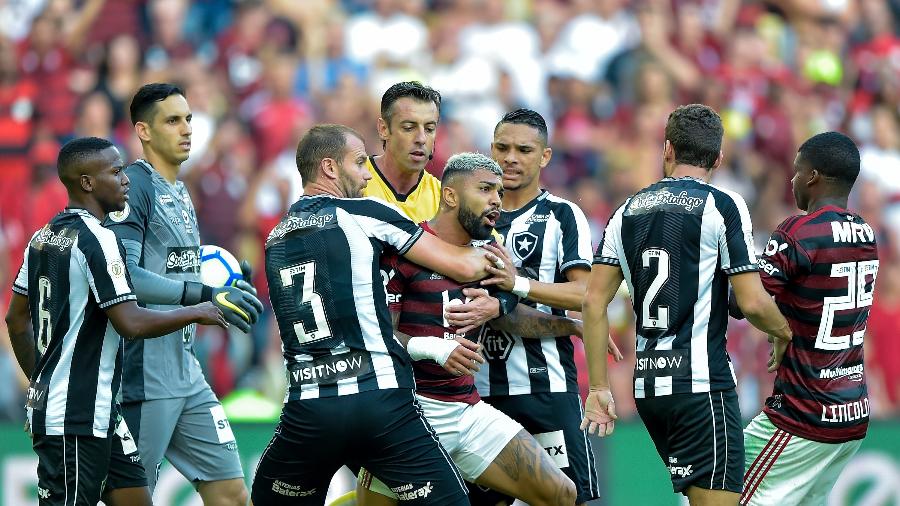Flamengo de Gabigol levou a melhor sobre o Botafogo no primeiro turno ao vencer por 3 a 2 no Maracanã - Thiago Ribeiro/AGIF
