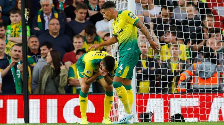 Grant Hanley se lamenta após marcar gol contra, na partida entre Liverpool e Norwich - REUTERS/Phil Noble - REUTERS/Phil Noble