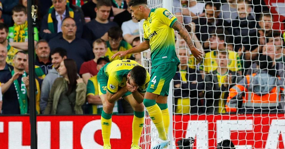 Grant Hanley se lamenta após marcar gol contra, na partida entre Liverpool e Norwich