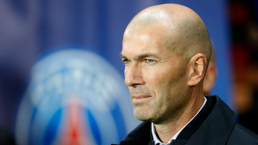 Zidane durante  jogo entre PSG e Real Madrid no Parc des Princes - Thomas SAMSON / AFP