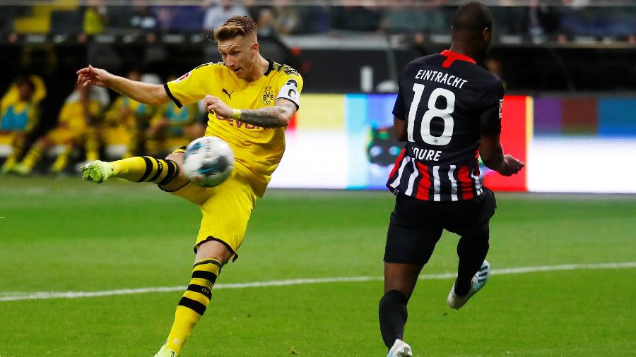 O Borussia Dortmund (3º) empatou em 2 a 2 fora de casa com o Eintracht Frankfurt (9º) - KAI PFAFFENBACH/ REUTERS