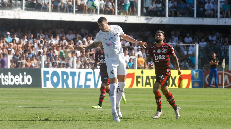 Gustavo Henrique durante jogo entre Santos e Flamengo - Fernanda Luz/AGIF