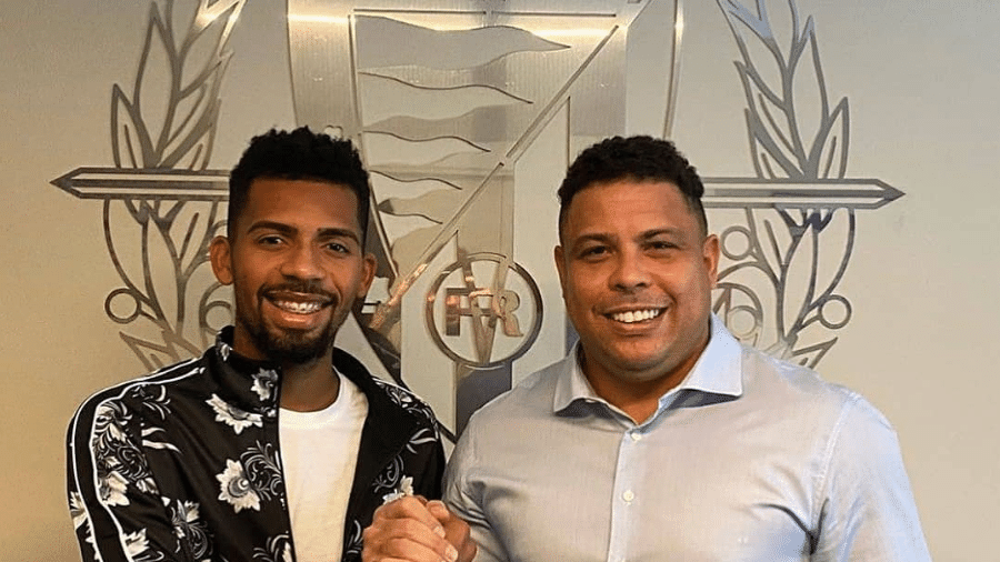 Matheus Fernandes posa ao lado de Ronaldo após ser emprestado para o Valladolid - Reprodução/Instagram