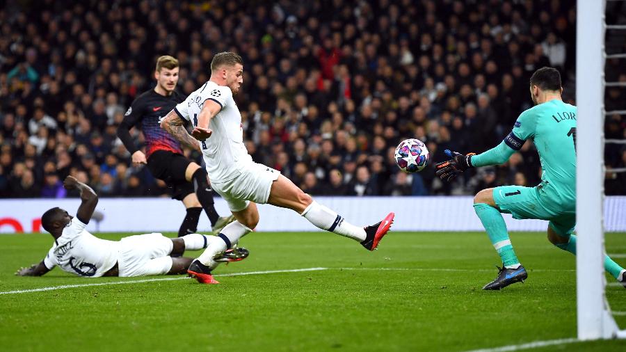 Timo Werner, do Leipzig, chuta em direção ao gol e enfrenta o goleiro do Tottenham, Hugo Lloris - Dylan Martinez/Reuters