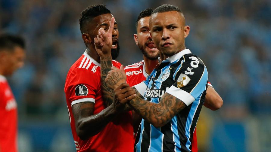 Jogadores de Grêmio e Inter discutem durante clássico válido pela Libertadores, em março - Jeferson Guareze/AGIF