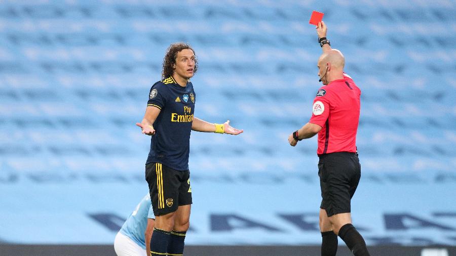 David Luiz é expulso durante a partida entre Arsenal e Manchester City - Matt McNulty - Manchester City via Getty Images