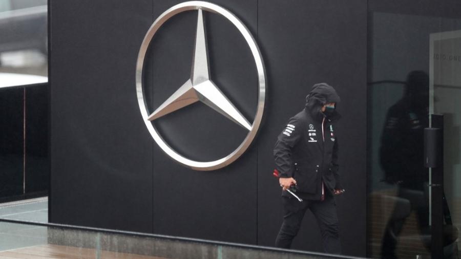 Fucionário caminha pelo paddock da Mercedes em Nurburgring - Matthias Schrader/AFP