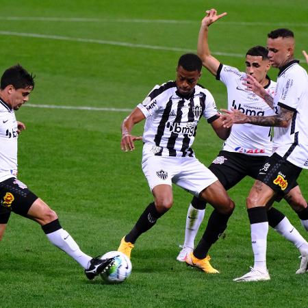 Keno é cercado por três adversários durante Corinthians x Atlético-MG - Daniel Vorley/AGIF