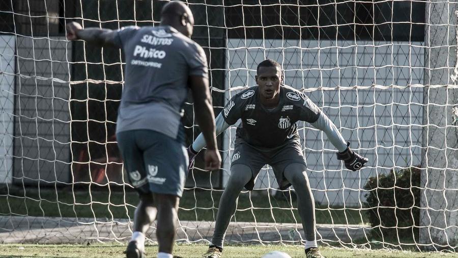Arzul, preparador de goleiros do Santos, chuta bola contra John durante treinamento no CT Rei Pelé - Ivan Storti/Santos FC