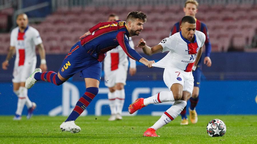 Piqué agarra a camisa de Mbappé e nem assim consegue pará-lo durante Barcelona x PSG - REUTERS/Albert Gea