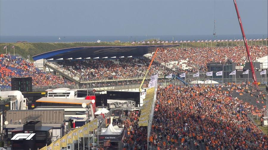 Torcedores holandeses nas arquibancadas de Zandvoort no primeiro dia de treinos para o GP da Holanda - Twitter/Fórmula 1