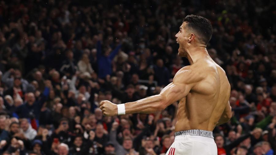 Cristiano Ronaldo exibiu um corpo "trincado" na comemoração do gol da vitória do United contra o Villarreal - REUTERS