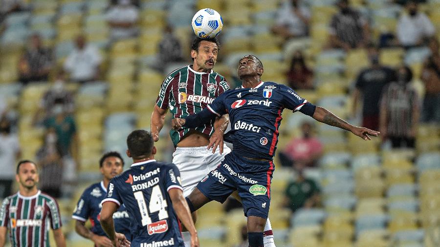 Fred sobe alto em disputa com o zagueiro Marcelo Benevenuto jogador do Fortaleza, no estádio do Maracanã - Thiago Ribeiro/AGIF