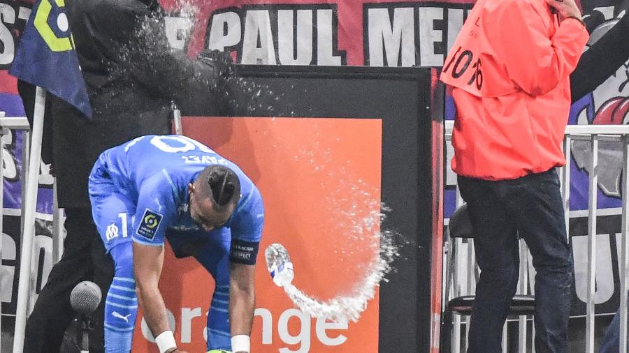 Payet foi surpreendido ao ver uma garrafa cheia de água em sua cabeça no jogo de domingo - Philippe Desmazes/AFP 