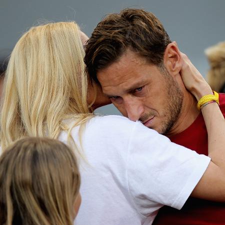 Totti é abraçado por sua esposa, Ilary Blasi, após sua despedida do futebol pela Roma - Paolo Bruno/Getty