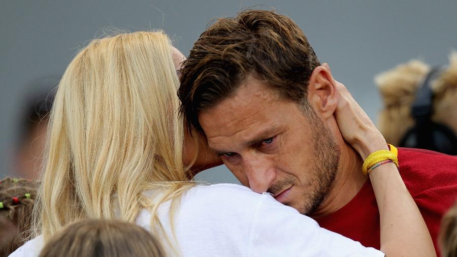 Totti é abraçado por sua esposa, Ilary Blasi, após sua despedida do futebol pela Roma - Paolo Bruno/Getty