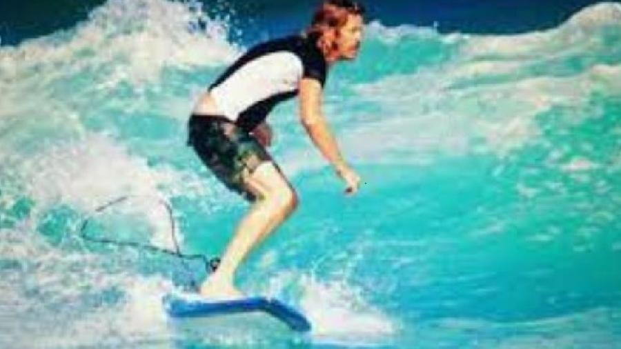 Taylor Hawkins surfando - reprodução