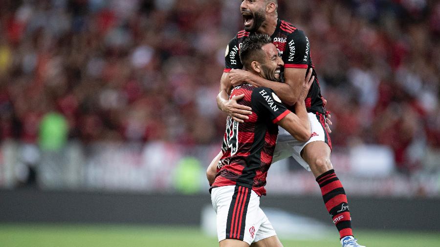 Isla, jogador do Flamengo, comemora seu gol durante partida contra o São Paulo  - Jorge Rodrigues/AGIF