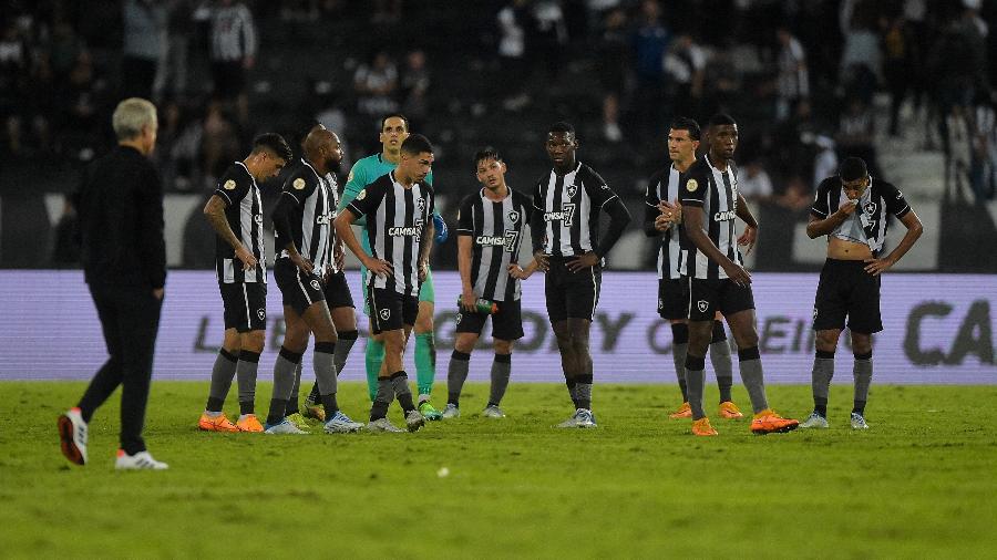 Jogadores do Botafogo lamentam derrota para o Goiás, no Nilton Santos, pelo Campeonato Brasileiro - Thiago Ribeiro/AGIF