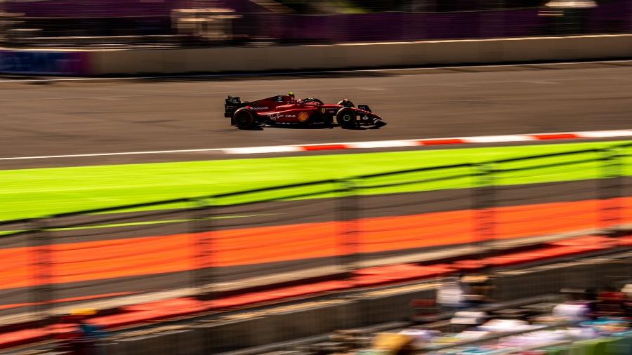 Charles Leclerc, da Ferrari, em ação neste sábado na pista de Baku, no Azerbaijão - Ferrari