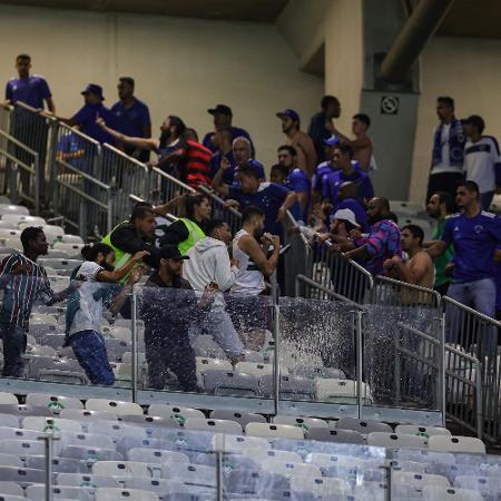 Confusão entre torcedores de Fluminense e Cruzeiro antes da partida pela volta da Copa do Brasil - GILSON JUNIO/W9 PRESS/ESTADÃO CONTEÚDO