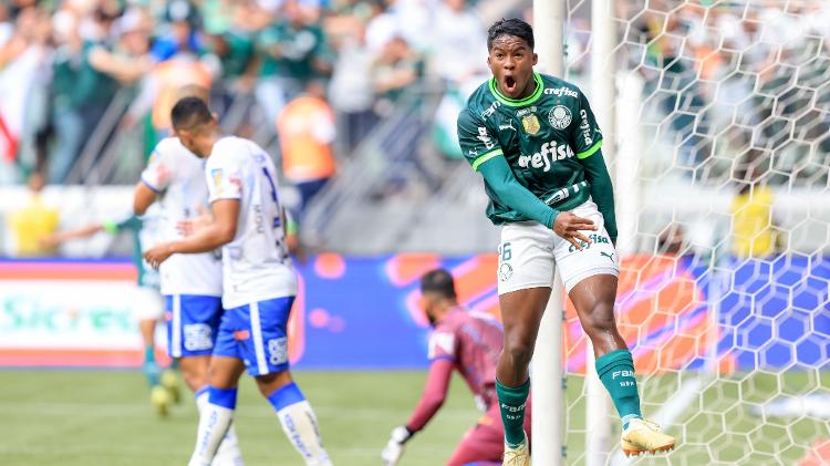 Endrick comemora após marcar o 3º gol do Palmeiras na final do Campeonato Paulista, contra o Água Santa