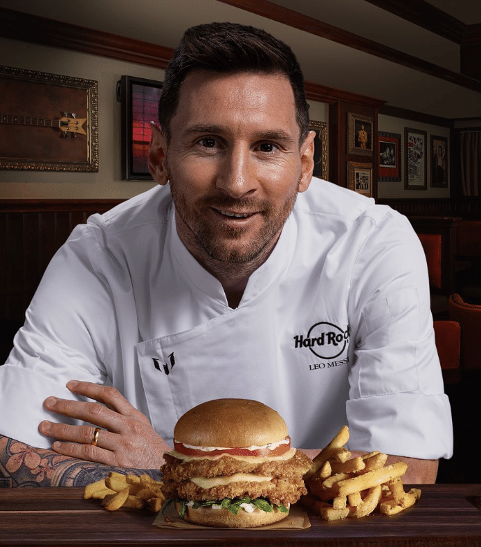 Lionel Messi com o hambúrguer criado em parceria com rede de fast foos