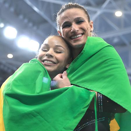 Flavia Saraiva e Jade Barbosa após a disputa do individual geral da ginástica artística do Pan 2023