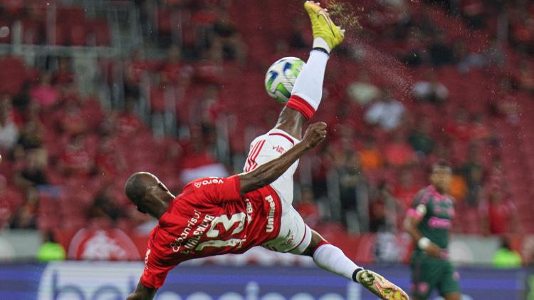 Enner Valencia, do Inter, tenta engatar bicicleta durante jogo contra o Fluminense, válido pelo Campeonato Brasileiro